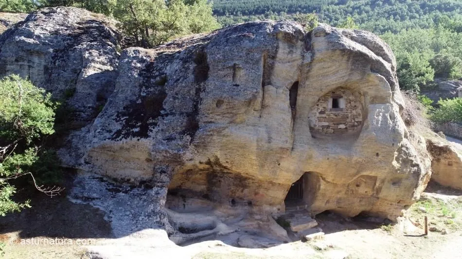 Ermita rupestre de San Acisclo y Santa Vitoria de Arroyuelos