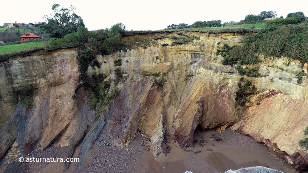 Sección del Devónico Superior y discordancia del Cretácico en la Playa de la Gargantera